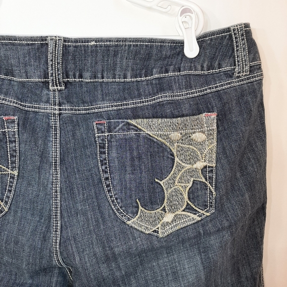 Venezia Plus Stretch Denim Capris - Picture 11 of 12